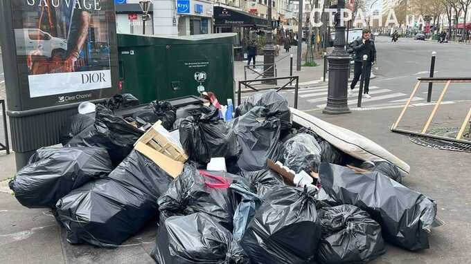 На улицах Парижа после забастовки мусорщиков скопились горы мусора