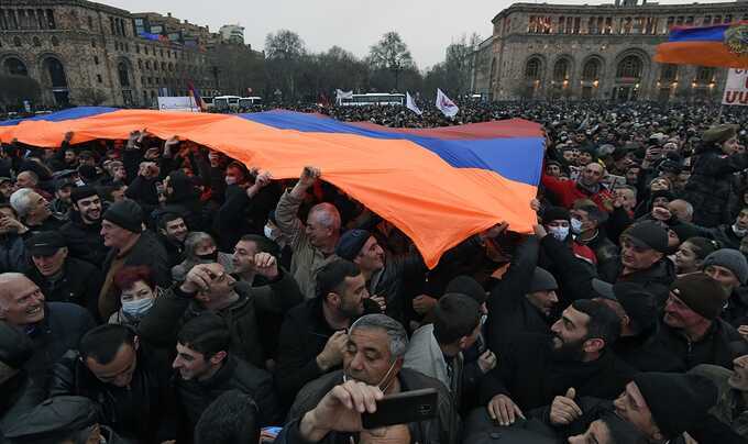 Дом правительства в Ереване окружён протестующими, требующими отставки Пашиняна