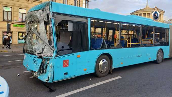 В центре Петербурга в ДТП с автобусом пострадали 25 человек