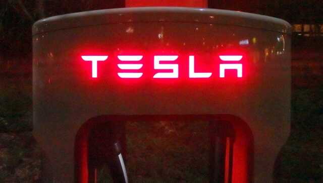 Неизвестные расстреляли шоурум Tesla и оставили угрозу Маску