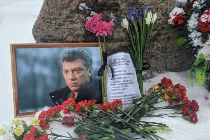 В Перми Z-активисты забрали венок у участников акции памяти Бориса Немцова