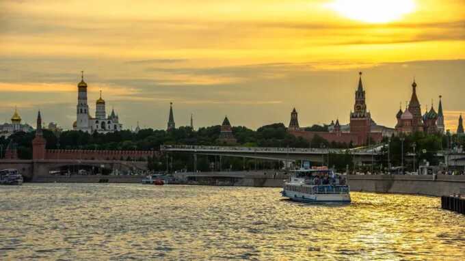 Мужчина в гидрокостюме прыгнул в Москву-реку с моста