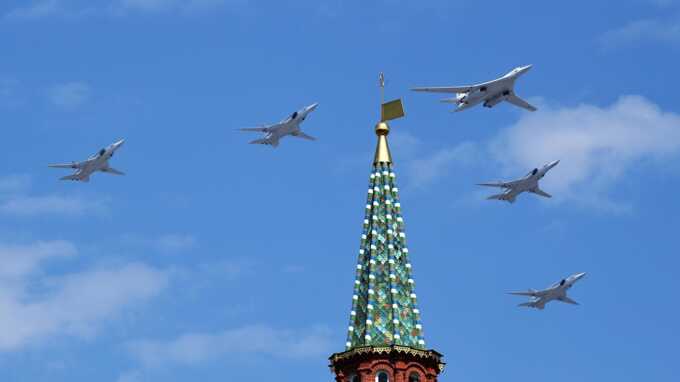 Президиум парада впервые закрыли крышей из-за угрозы БПЛА