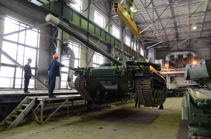 Военной экономике России в 2025 году остро не хватает рабочей силы