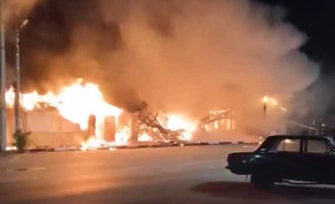 Взрыв газовых баллонов сжёг палатку с шаурмой в Батайске
