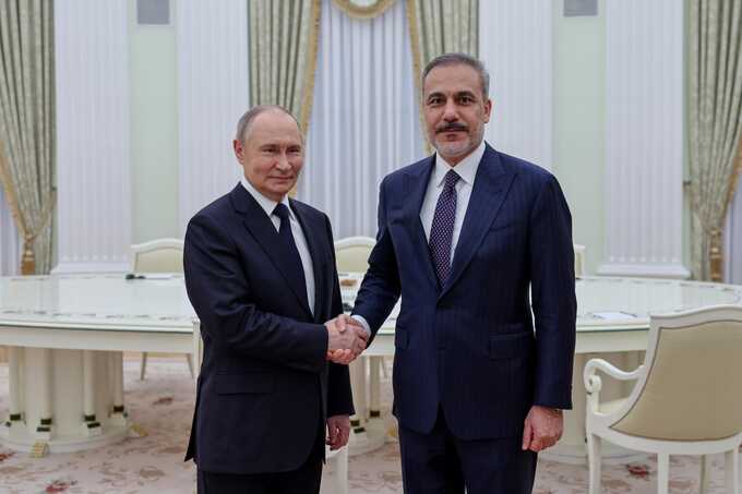 Путин принял главу МИД Турции в Москве