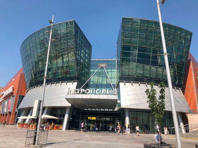 Пожар охватил торговый центр «Метрополис» в Москве